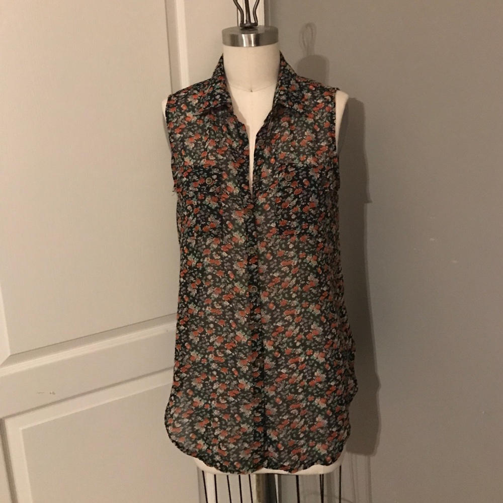 Beautiful sleeveless button front tank. paper moon